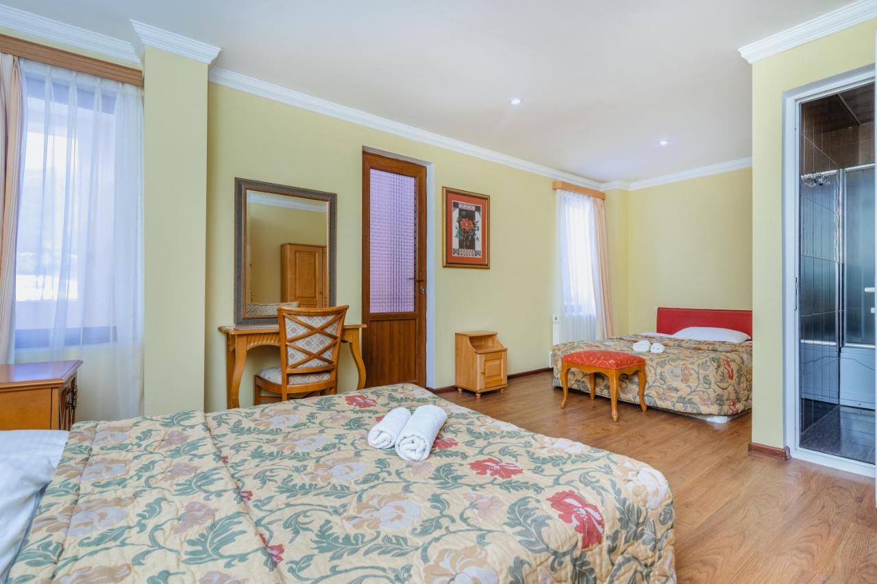 Hotel Lileo Местия Екстериор снимка